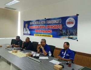 Suasana rapat kerja PBVSI Padang bersama klub dan wasit