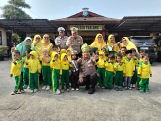 Polsek Tualang bersama siswa PAUD Seruni Equality dalam kegiatan Polisi Sahabat Anak