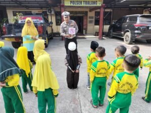 Personel Polsek Tualang memberikan edukasi lalu lintas kepada siswa PAUD Terpadu Seruni Equality dalam kegiatan Polisi Sahabat Anak di Mapolsek Tualang.