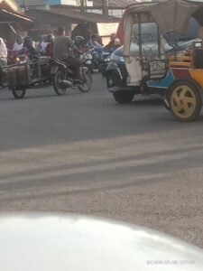 Kendaraan roda tiga dan becak bermuatan jeriken melintas di sekitar SPBU Lubuk Pakam diduga terkait aktivitas melangsir BBM bersubsidi.