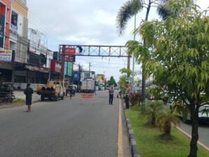 mengawasi penurunan papan reklame baliho untuk mencegah kecelakaan di jalan raya.