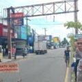 Polisi Padang Timur sedang mengawasi penurunan papan reklame baliho untuk mencegah kecelakaan di jalan raya.