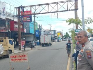 Polisi Padang Timur Kawal Penurunan Baliho, Utamakan Keselamatan Pengguna Jalan