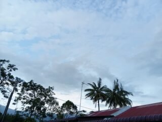 Langit Sore Diselimuti Awan Gelap, Potensi Hujan Mulai Terlihat di Sejumlah Wilayah