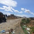 Truk pengangkut sampah membuang muatan di TPA Air Dingin Padang