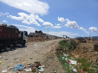 Truk pengangkut sampah membuang muatan di TPA Air Dingin Padang