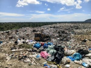 Gunungan sampah menggunung di TPA Air Dingin Padang