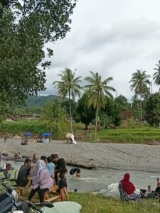 Pengunjung memadati wisata Sungai Lubuk Minturun Padang pasca galodo