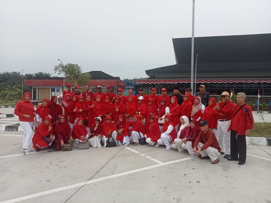 Tokoh masyarakat Pekanbaru di depan bus pariwisata saat kunjungan ke Bagan Siapi-api