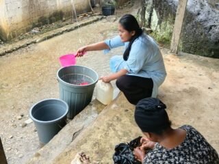 PDAM mati total Taratak warga menampung air hujan