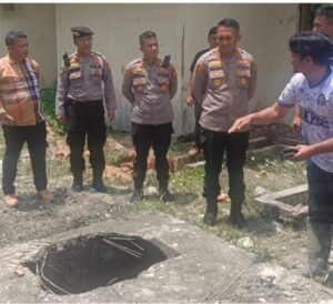 Polisi meninjau lokasi kerusakan mess karyawan akibat gajah