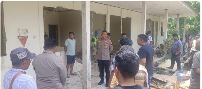 Petugas dan warga melihat bangunan mess yang rusak di Siak