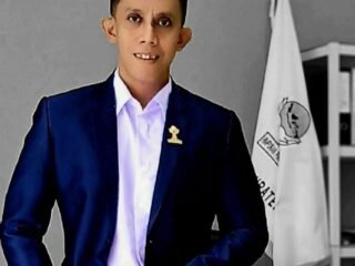 Tum Sigit Eko Pramono mengenakan jas biru resmi dengan pin organisasi, calon Direktur PT KITB yang didukung HIPMI Siak.