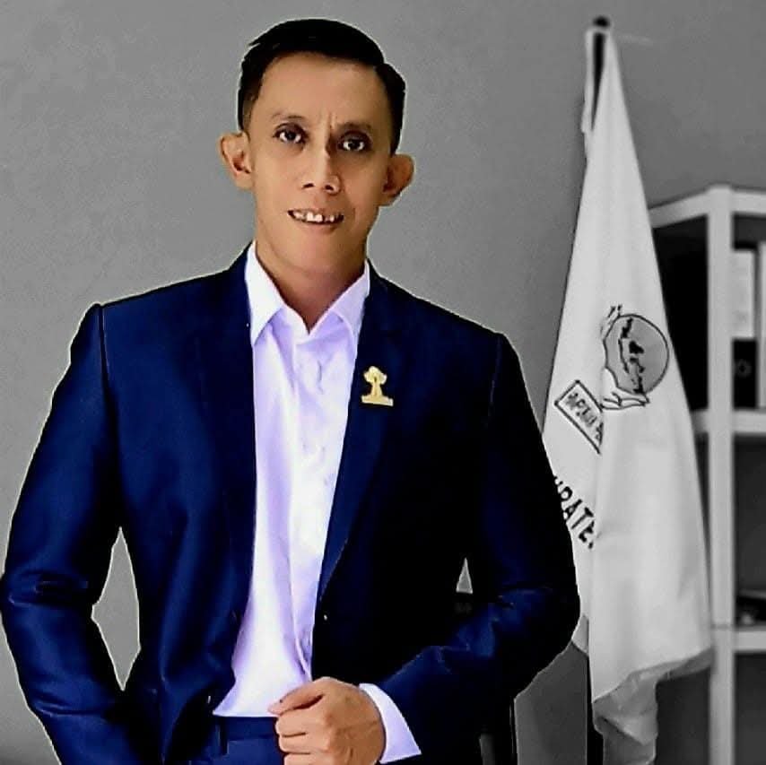 Tum Sigit Eko Pramono mengenakan jas biru resmi dengan pin organisasi, calon Direktur PT KITB yang didukung HIPMI Siak.