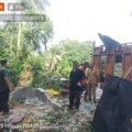 Kondisi rumah warga di Bukit Gado-Gado yang rusak tertimpa pohon akibat angin kencang, petugas dan warga melakukan pengecekan di lokasi kejadian.