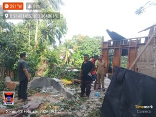 Cuaca Ekstrem Terjang Pesisir Padang, Pohon Tumbang Timpa Warung dan Rumah Warga