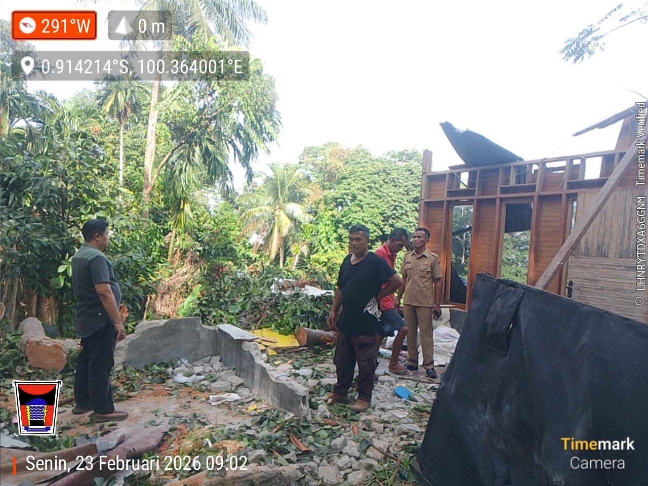 Kondisi rumah warga di Bukit Gado-Gado yang rusak tertimpa pohon akibat angin kencang, petugas dan warga melakukan pengecekan di lokasi kejadian.