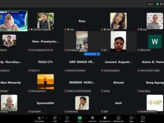 Peserta Webinar Nasional Mimbar Hukum Indonesia melalui Zoom Meeting