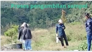 mahasiswa Universitas Andalas mengambil sampel tanah di TPA Air Dingin Padang