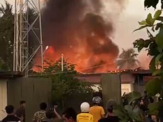 Kebakaran Hebat Landa Pemukiman Warga Rawang Padang Selatan, Damkar Kota Padang Berjibaku Padamkan Api