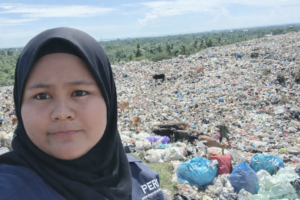 Tim media macan sumatra.com meliput kondisi TPA Air Dingin Padang yang penuh sampah