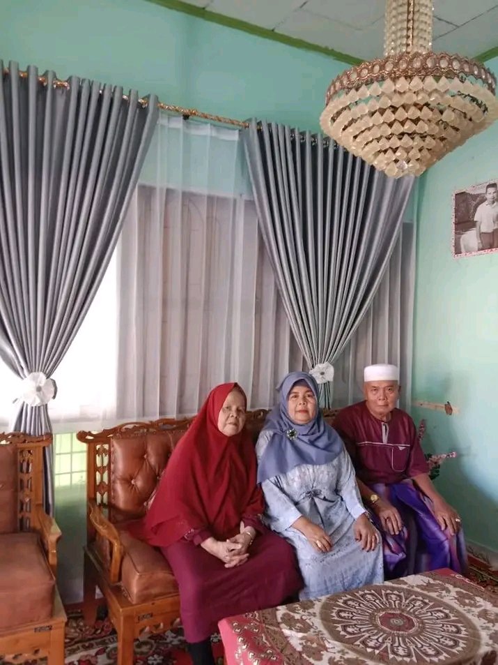 Perjuangan Ibu Demi Pendidikan, foto bersama kedua orang tua mama,