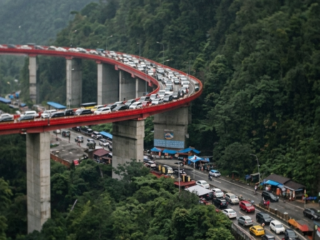 Kemacetan Panjang Kelok Sembilan, Arus Kendaraan Padat 24 Maret 2026