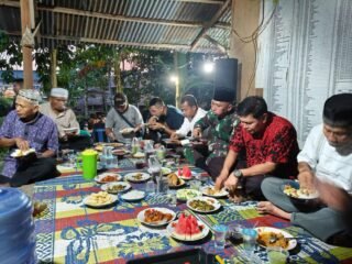 TNI bangun jembatan Kuranji Padang, Dandim 0312 Padang buka puasa bersama warga