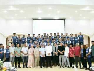 Wali Kota Padang memberikan sambutan dalam acara buka puasa bersama PSP Padang