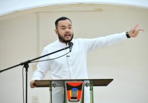 Wali Kota Padang bersama pengurus dan pemain PSP Padang saat buka puasa bersama