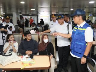 Mendagri Tito Karnavian dan Menkes Budi Gunadi Sadikin menyapa penumpang di dalam kapal feri saat tinjauan mudik Lebaran 2026.