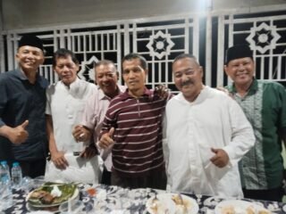 Suasana buka puasa bersama PSP Padang di kediaman Jhoni Irwandi Siteba