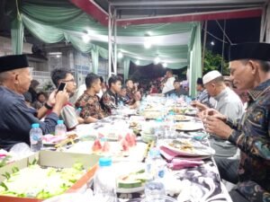 Suasana buka puasa bersama PSP Padang di kediaman Jhoni Irwandi Siteba