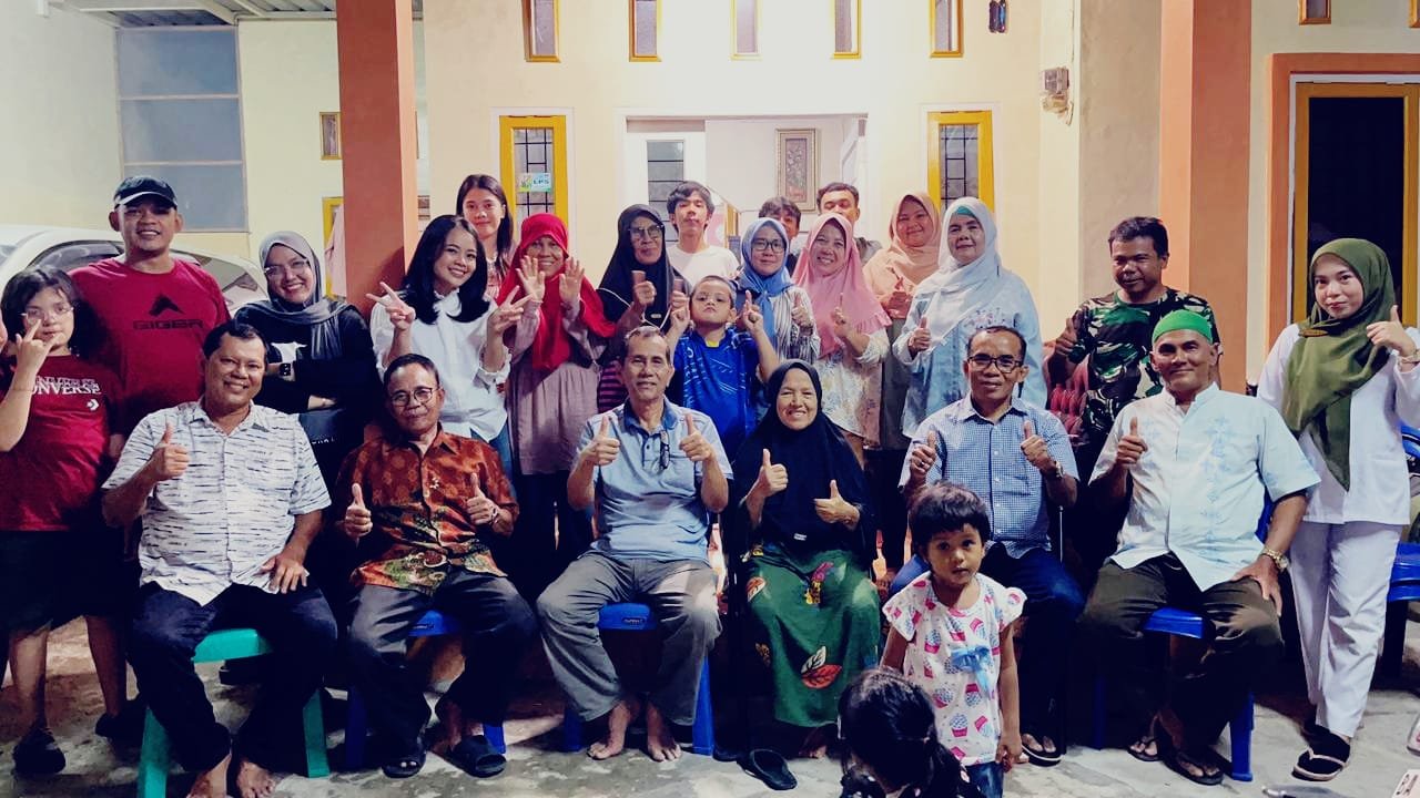 Foto bersama anggota keluarga besar Danioes Keleng saat acara buka puasa di Padang.