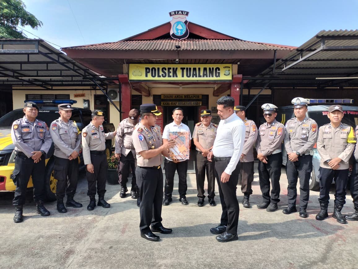 Kapolsek Tualang serahkan kenang-kenangan kepada personel mutasi