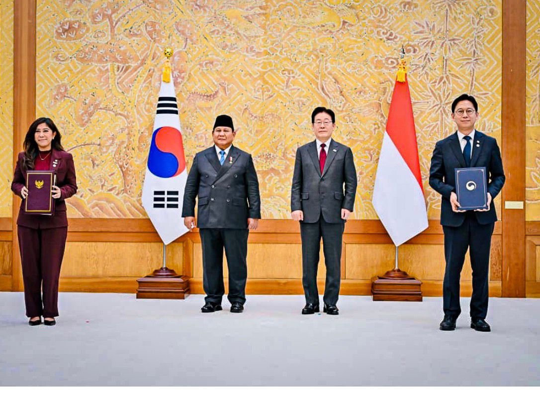 Presiden Prabowo Subianto bersama pejabat Indonesia dan Korea Selatan saat menyaksikan pertukaran nota kesepahaman kerja sama strategis di Istana Kepresidenan Korea Selatan, Seoul