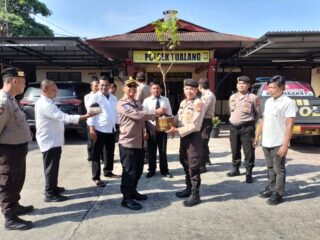 Kapolsek Tualang Beri Kado Bibit Pohon kepada Personel, Gaungkan Semangat Green Policing