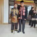 ​Foto Anuir Datuk Rajo Usali bersama Bapak Sudirusman Ketua Melayu Kota Padang saat acara Mengukuh Gala di Gedung LKAAM Sumatera Barat