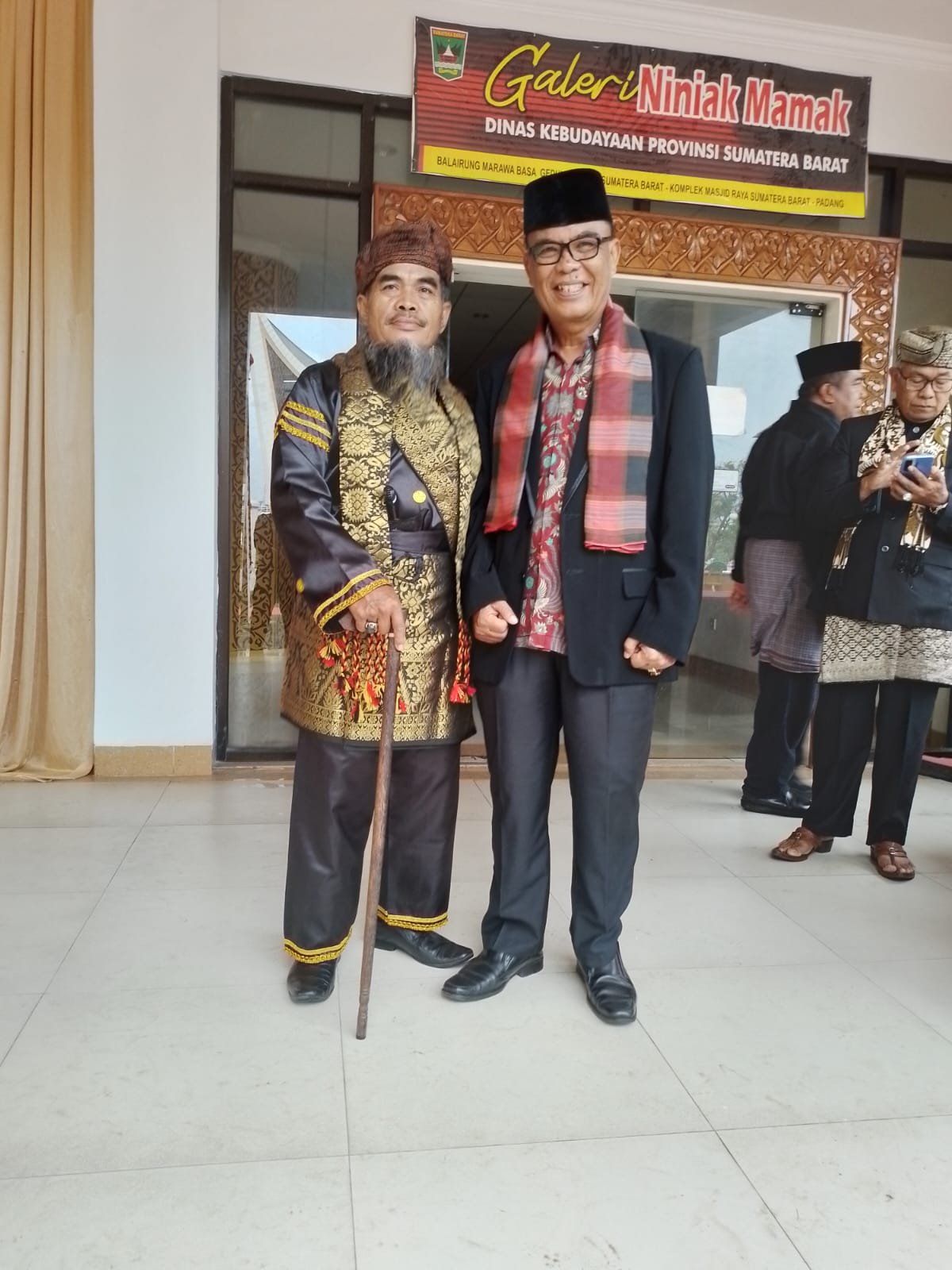 ​Foto Anuir Datuk Rajo Usali bersama Bapak Sudirusman Ketua Melayu Kota Padang saat acara Mengukuh Gala di Gedung LKAAM Sumatera Barat