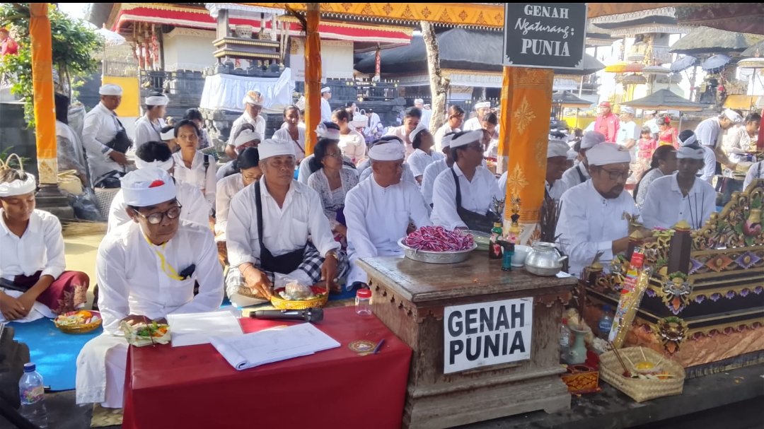 Umat AKDBA Buleleng mengikuti penganyar di Pura Besakih