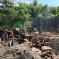 TNI dan warga gotong royong pengecoran pondasi jembatan Garuda Kauman Tulungagung
