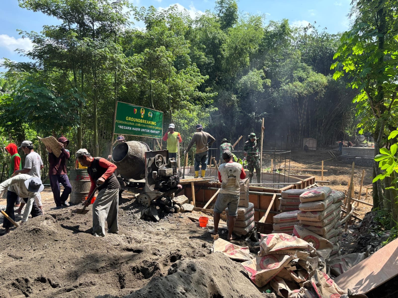 TNI dan warga gotong royong pengecoran pondasi jembatan Garuda Kauman Tulungagung