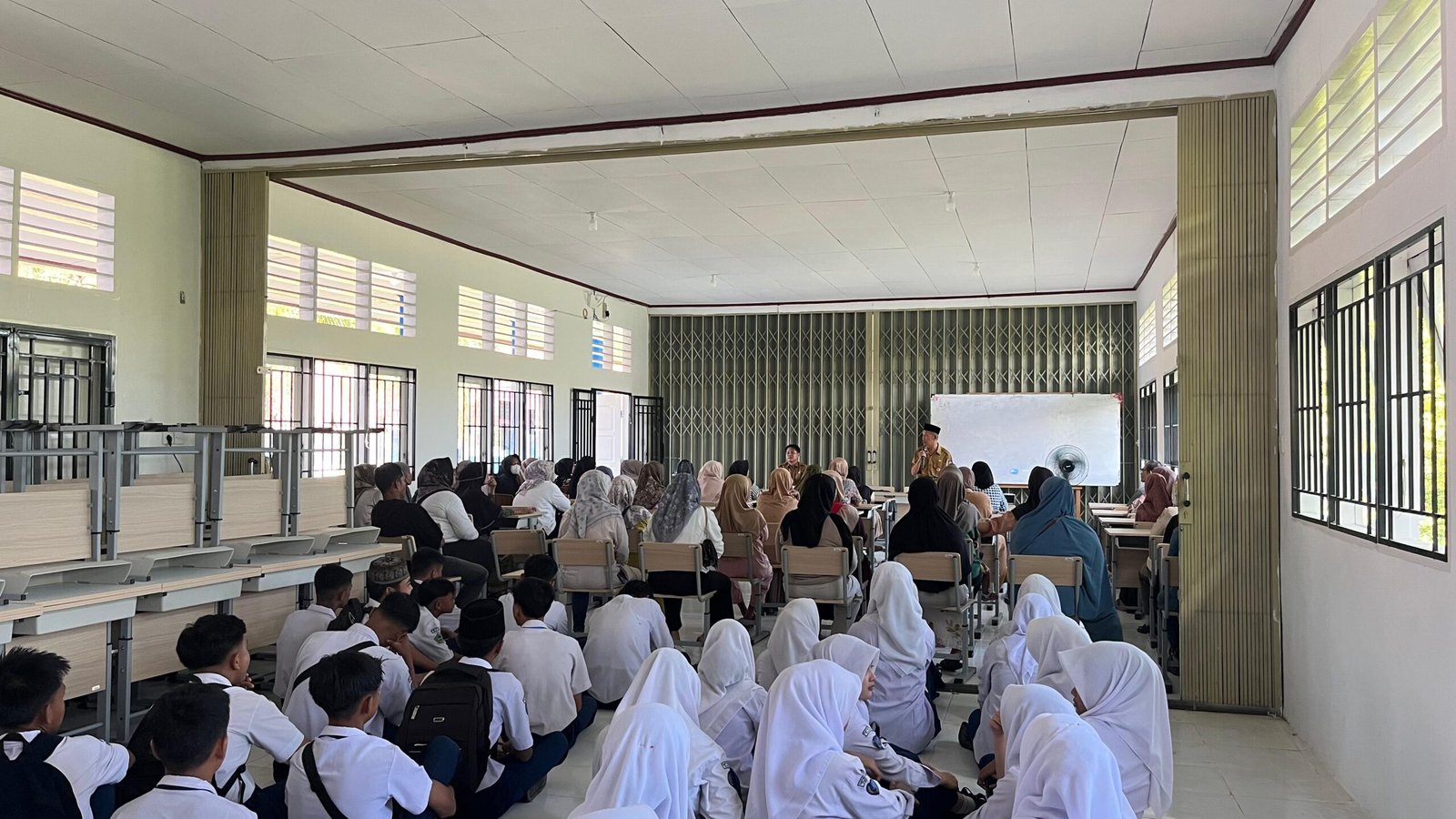 Pertemuan orang tua siswa SMPN 38 Padang dalam evaluasi program Smart Surau