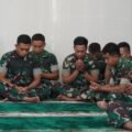 Personel Korem 081 DSJ mengikuti doa bersama di Masjid Jenderal Sudirman Madiun