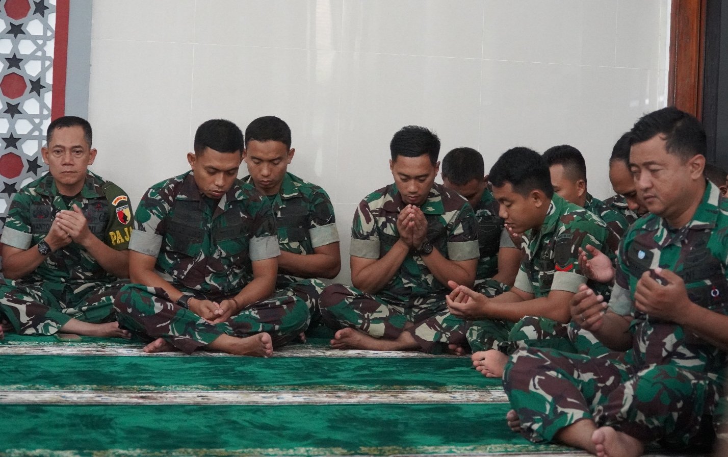 Personel Korem 081 DSJ mengikuti doa bersama di Masjid Jenderal Sudirman Madiun