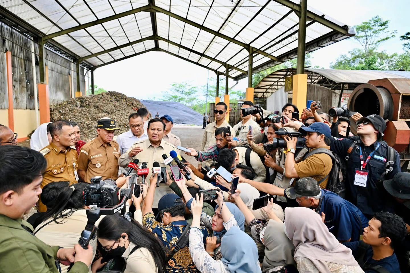 Presiden Prabowo meninjau TPST BLE di Banyumas