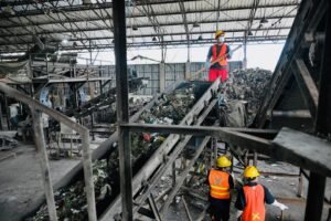 Proses pengolahan sampah menggunakan mesin conveyor di fasilitas TPST Banyumas