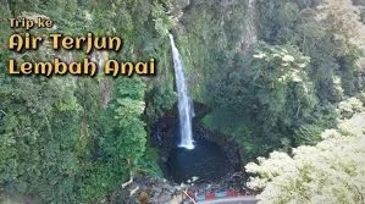 Air terjun di Cagar Alam Lembah Anai dengan latar hutan tropis lebat di Sumatera Barat