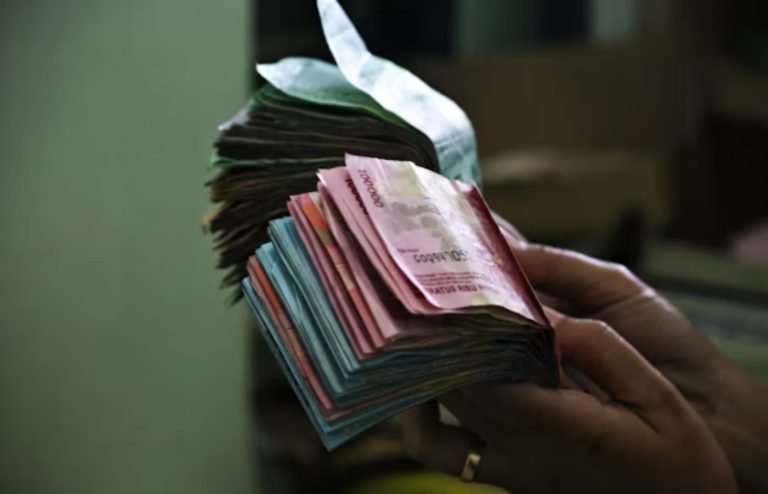 Ilustrasi uang rupiah gaji ke-13 ASN 2026