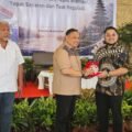 Penyerahan cinderamata dalam kegiatan koordinasi Polda Bali dan Hiswana Migas